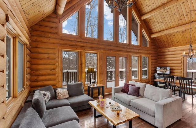 Chalet Zurri - 4 Bedrooms with Lake Access, Hot Tub and Pool Table