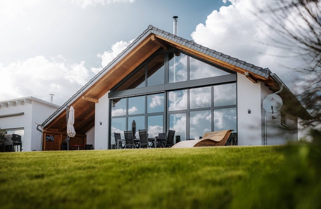 Chalet100 with private beach, sauna, fireplace and gallery on Lake Mühlfeld