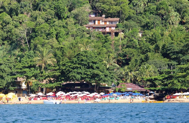 Chalets 80 meters from the Curral beach in Ilhabela. Beautiful view of the sea.