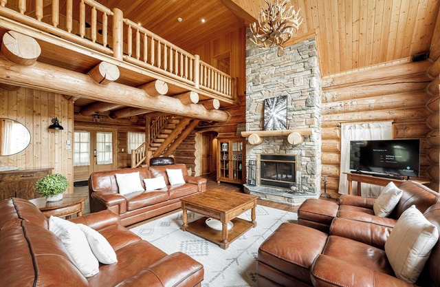 ChaletsOais Luxury lakefront 5 bedroom log home with private hot tub