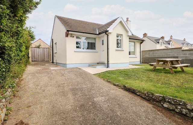 CHALFONTS COTTAGE, pet friendly, character holiday cottage in Penparc