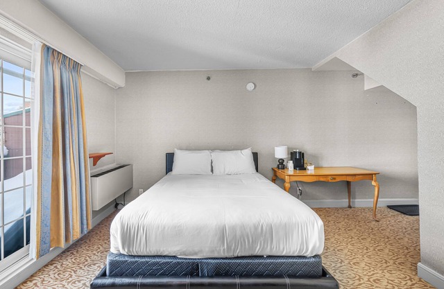 Chambre Lit Queen avec balcon 01