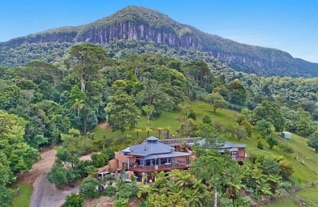 Champagne location on a beer budget! Sweet apartmentwith gorgeous views