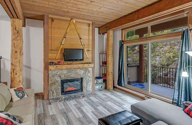 Champagne Powder Chalet! Best Ski In/Out at Big White. Sleeps up to 7ppl.