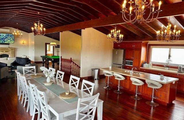 Chandeliers - Luxurious all ensuited 4 bedroom retreat