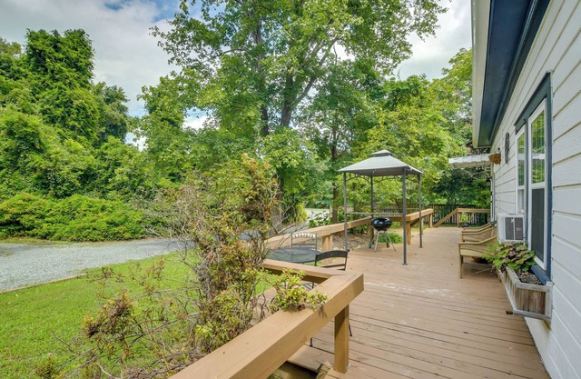 Chapel Hill Getaway w/Deck ~ 4 Mi to UNC!