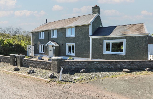 CHAPEL HILL HOUSE, pet friendly, with a garden in Pembroke