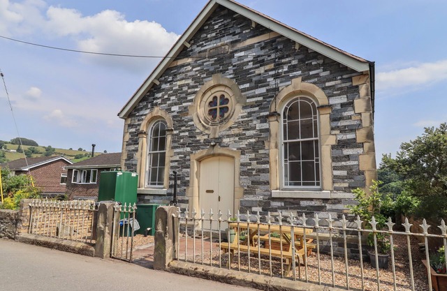 CHAPEL HOUSE, pet friendly, character holiday cottage in Glyn Ceiriog