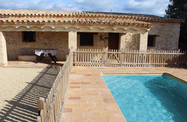 Charming stone villa for 10 people, private and fenced pool, and barbecue