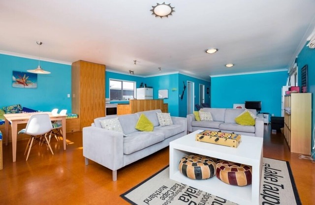 Character Beach Property -Fully fenced open plan, Wifi, pet and family friendly.