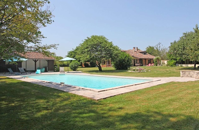 Character cottage, large garden and swimming pool, tranquility guaranteed