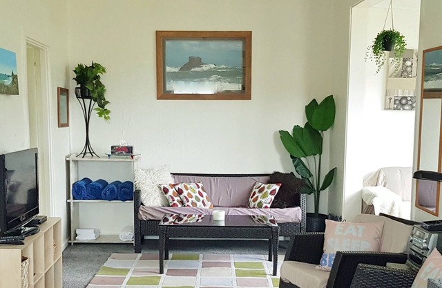 Character Crib, 300m from Riverton's Taramea Bay popular swimming beach!