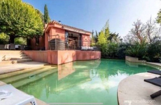 Character villa with large swimming pool at the foot of the Pagnol hills