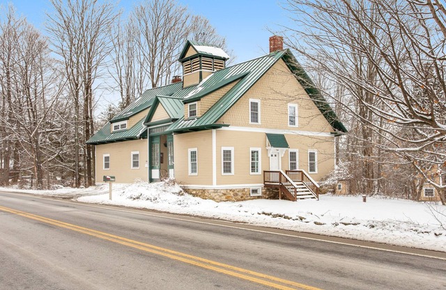 Characterful, dog-friendly home with fast WiFi, wood stove, foosball, & W/D