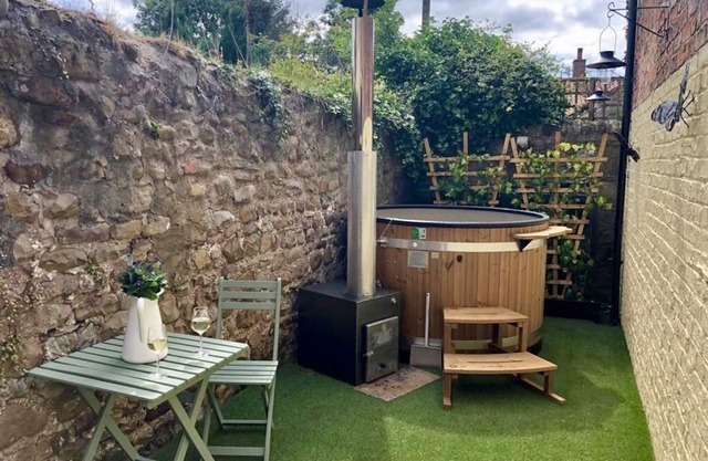 Characterful Home With Hot Tub In Vibrant Village!