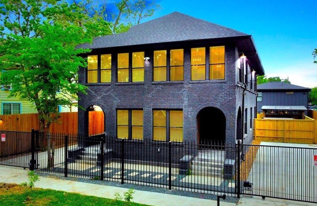 ⭐️Charcoal Serenity Retreat⭐️HotTub⭐️10BR⭐️10.5 Bathrooms⭐️Fully Gated w/Pkng⭐️