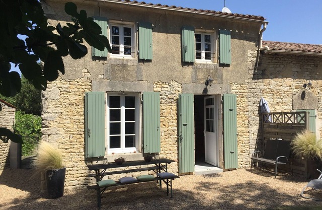 Charentaise stone house (4 pers), bucolic, quiet ! central, pets OK