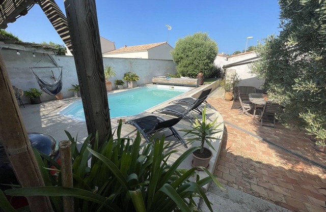 Charentaise house 135m2, 3 bedrooms with garden and pool 5 min from the sea.