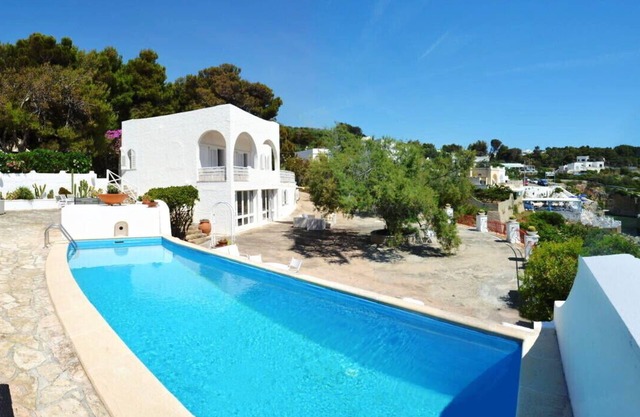 Chariming seafront villa with pool