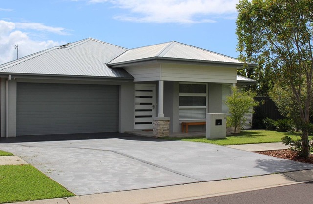 Charis by the Bay – 4 bedrooms - 5 mins to beach