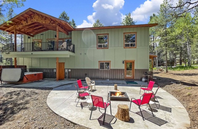 Charismatic McCall Cabin w/Hot Tub, Pool Table, EV Charger
