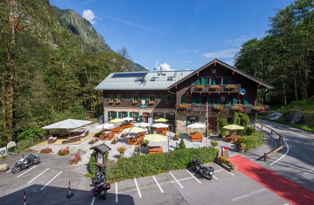 Charlet at the foot of the Kitzsteinhorn lift, with stunning mountain views