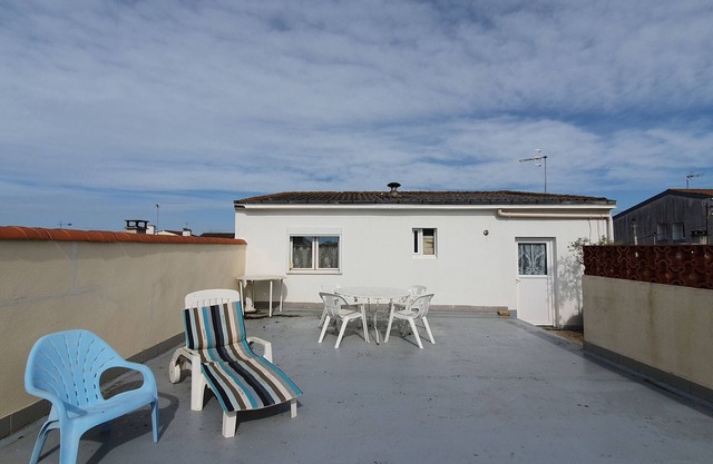 Charming Apartment with Rooftop Terrace and Modern Amenities near Beach and Shops