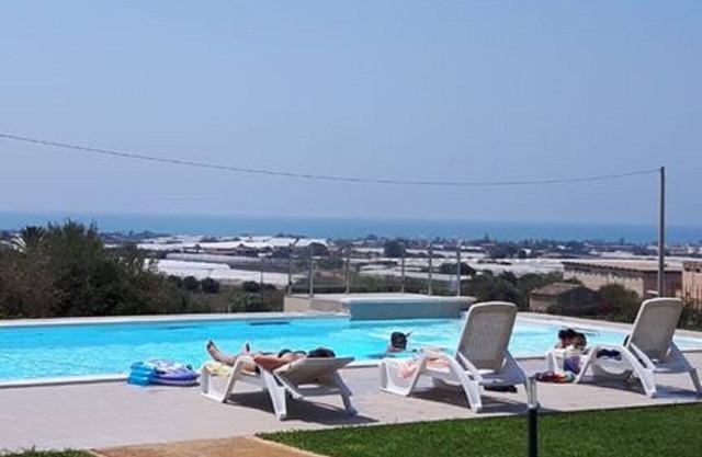 Charm, home emotions Baron sea view, swimming pool, wifi and BBQ