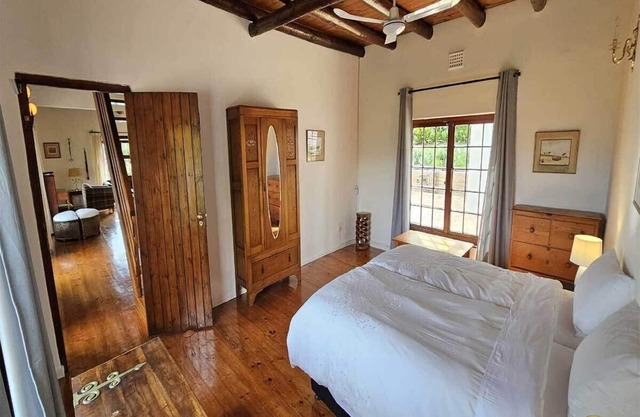 Charmant Rietgedekt Self-catering Vakantiehuis met Privé Zwembad Somerset West