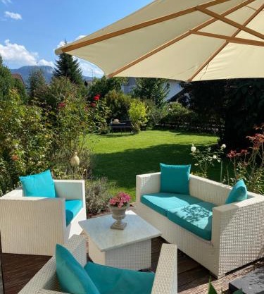 Charmantes Garten-Apartment: Erholung im Chiemgau