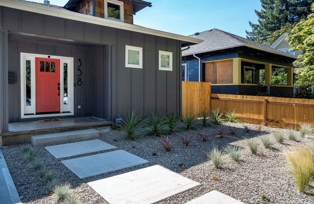 Charmer Downtown 3BR Home w Free Parking near UofO