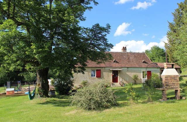 Charming cottage with swimming pool in lush greenery in the heart of Périgord