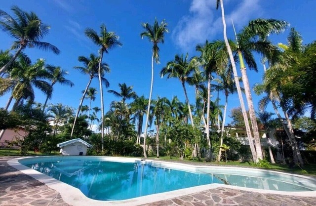 Charming 1 bdr apt Popy beach. Close to all amenities. Safe residencial w/pool.