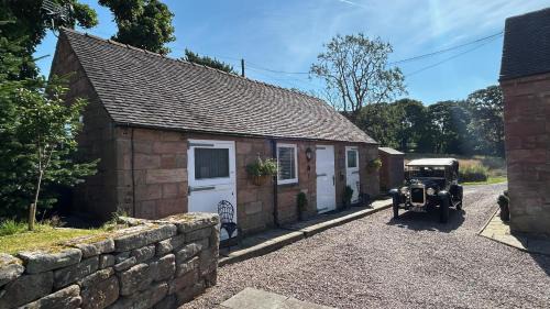 Charming 1 Bed Peak District Cottage Barn Near Alton Towers, Polar Bears, Chatsworth House