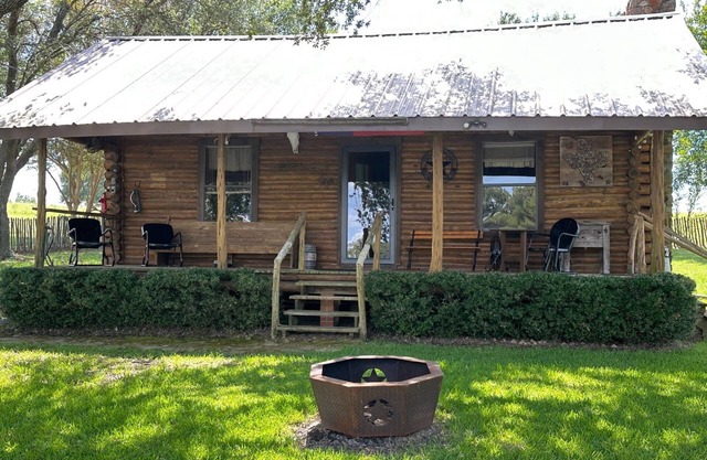 Charming 1-bedroom cabin over looking a pond & located on a cattle ranch