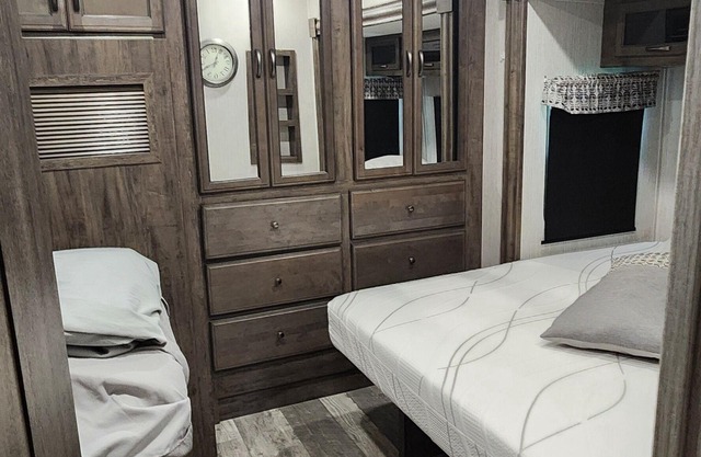 Charming 1-bedroom mobile home with WiFi, AC in fabulous Prince Edward county