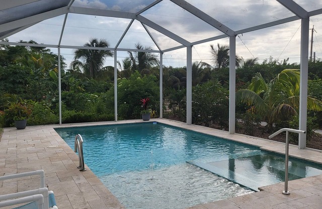 Charming 1-bedroom apartment in Bokeelia with WiFi, AC, pool & heated spa