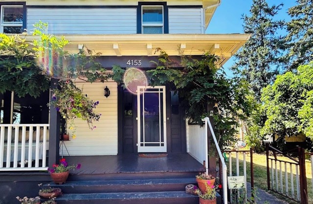 Charming 1-bedroom apartment in the heart of vibrant Foster-Powell, SE Portland