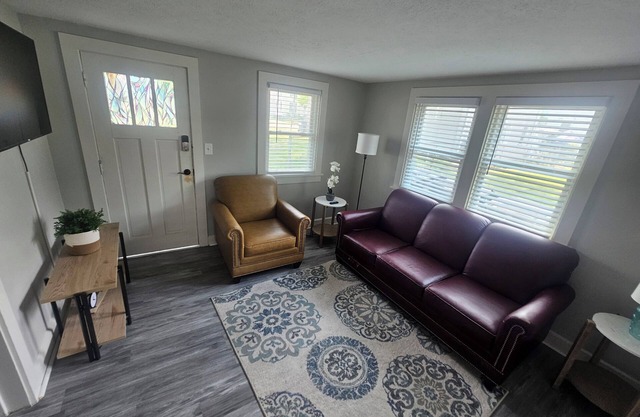Charming 1-bedroom apartment in wonderful Sandusky with WiFi, AC