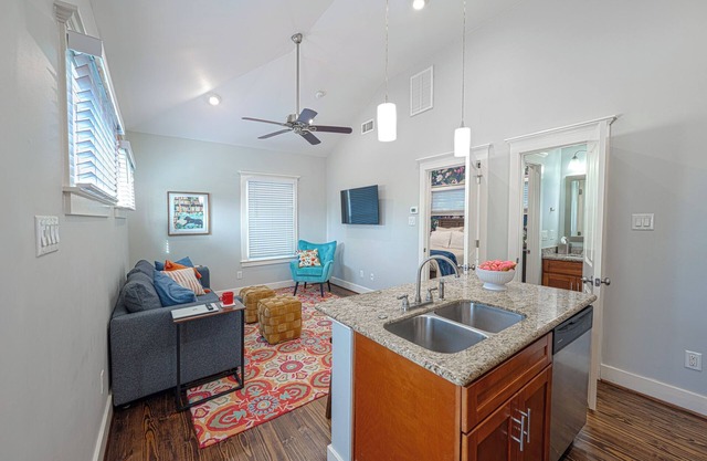 Charming 1-bedroom Apartment in Stylish Houston Neighborhood