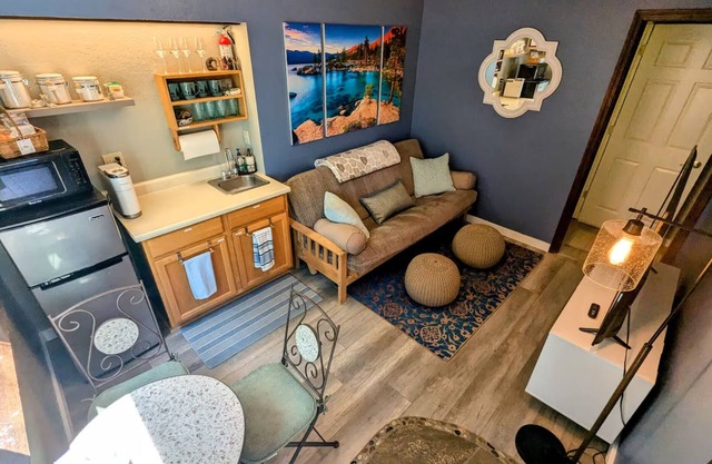 Charming 1-bedroom apartment in central Truckee. Near skiing, lakes, downtown!