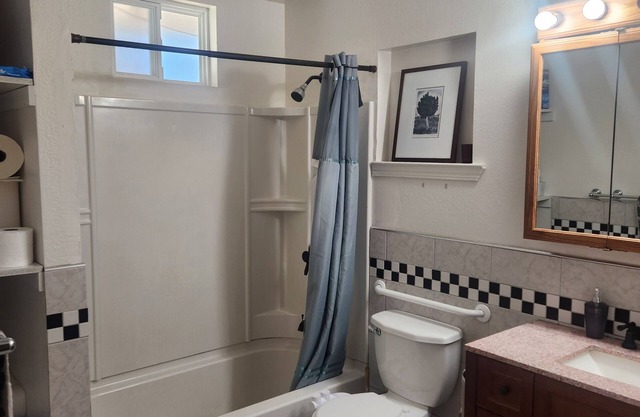 Charming 1-bedroom available in a lovely home in Saratoga with lots of amenities