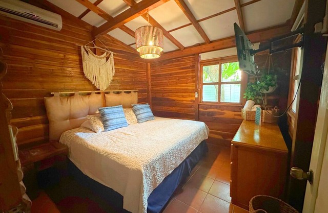 Charming 1-bedroom cabin in wonderful Tamanique with AC, WiFi