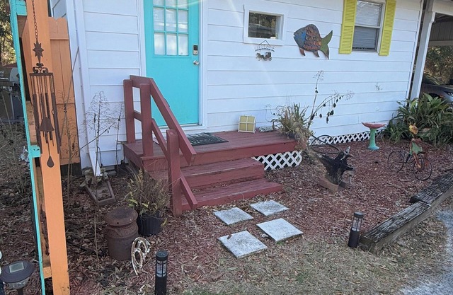 Charming 1-bedroom cottage with saltwater pool and AC in Dunnellon