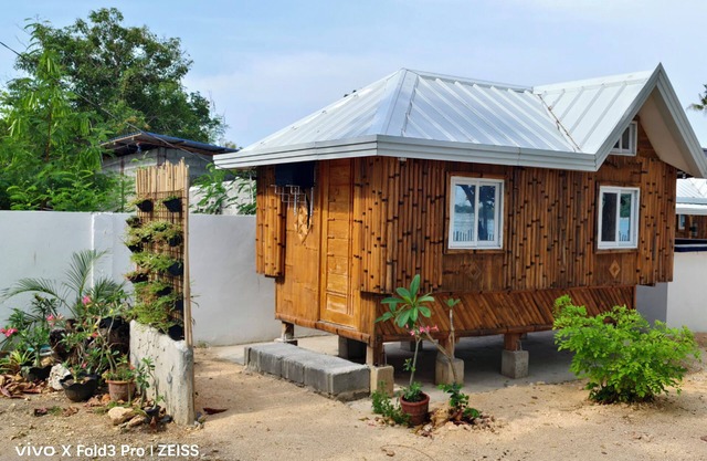 Charming 1-bedroom cottage on the beach in Victoria Alaminos with WiFi, AC