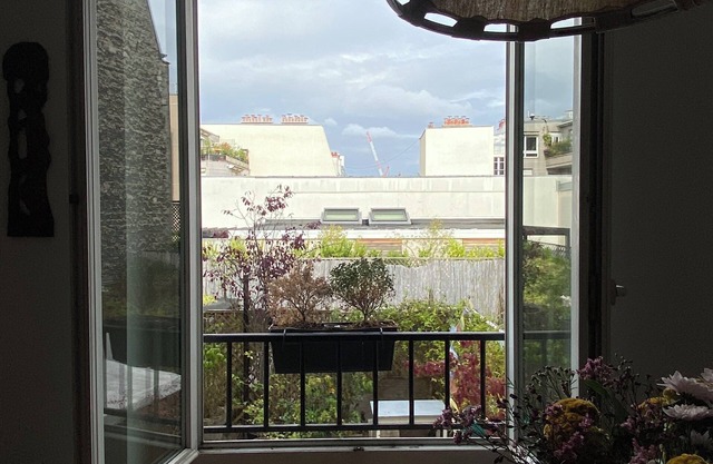 Charming 1 bedroom+den apartment, steps from Sacré Coeur in historical Montmarte