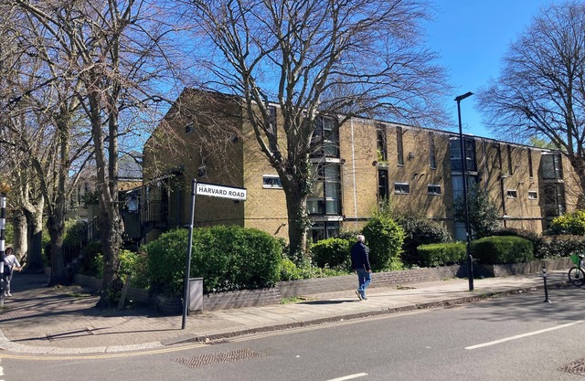 Charming 1-bedroom flat in trendy London for up to 3 people next to subway stop