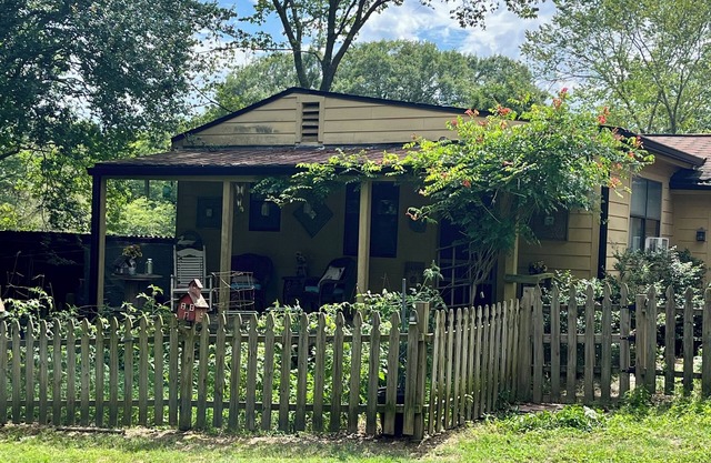 Charming 1-bedroom house with WiFi and AC in peaceful Austell