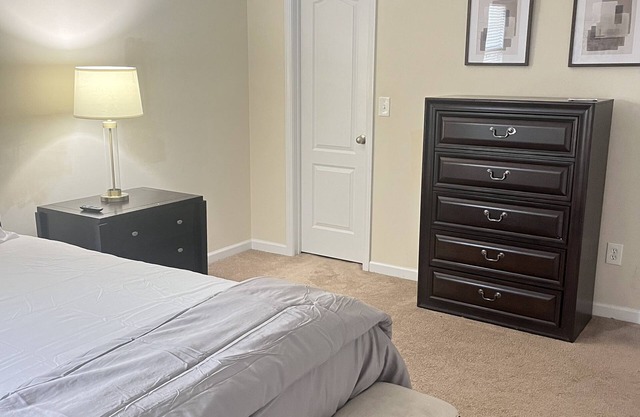 Charming 1-bedroom house in Conyers with AC, WiFi. refrigerator, call today