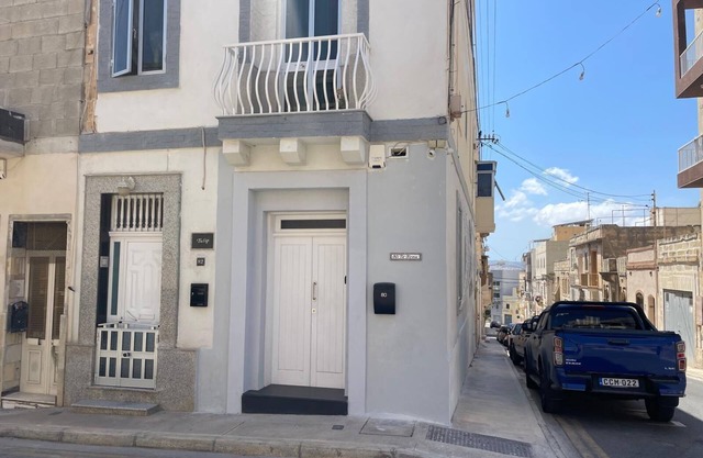 Charming 1-bedroom + Sofa Bed Maisonette with Private Entrance, AC, in Paola.